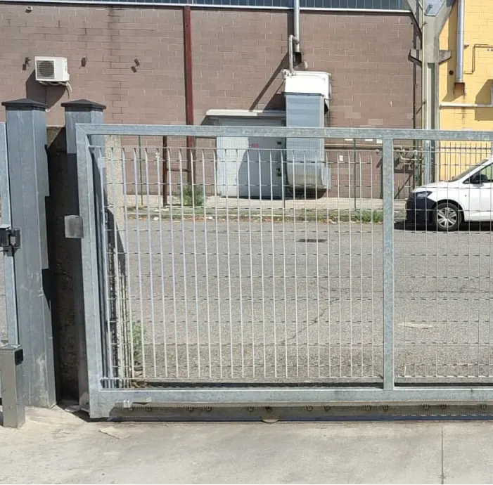 Cancello scorrevole automatico zincato di un'azienda