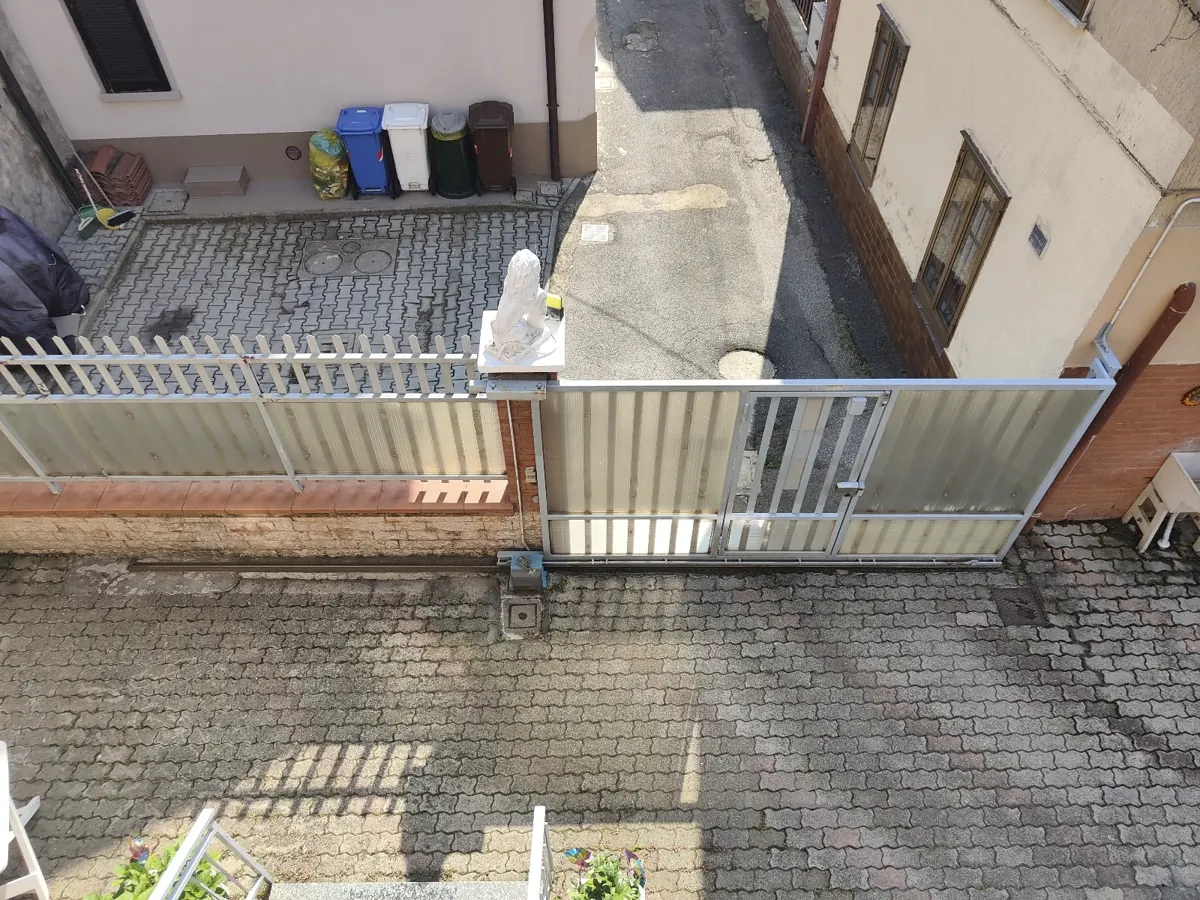 Cancello scorrevole automatico di un cortile residenziale
