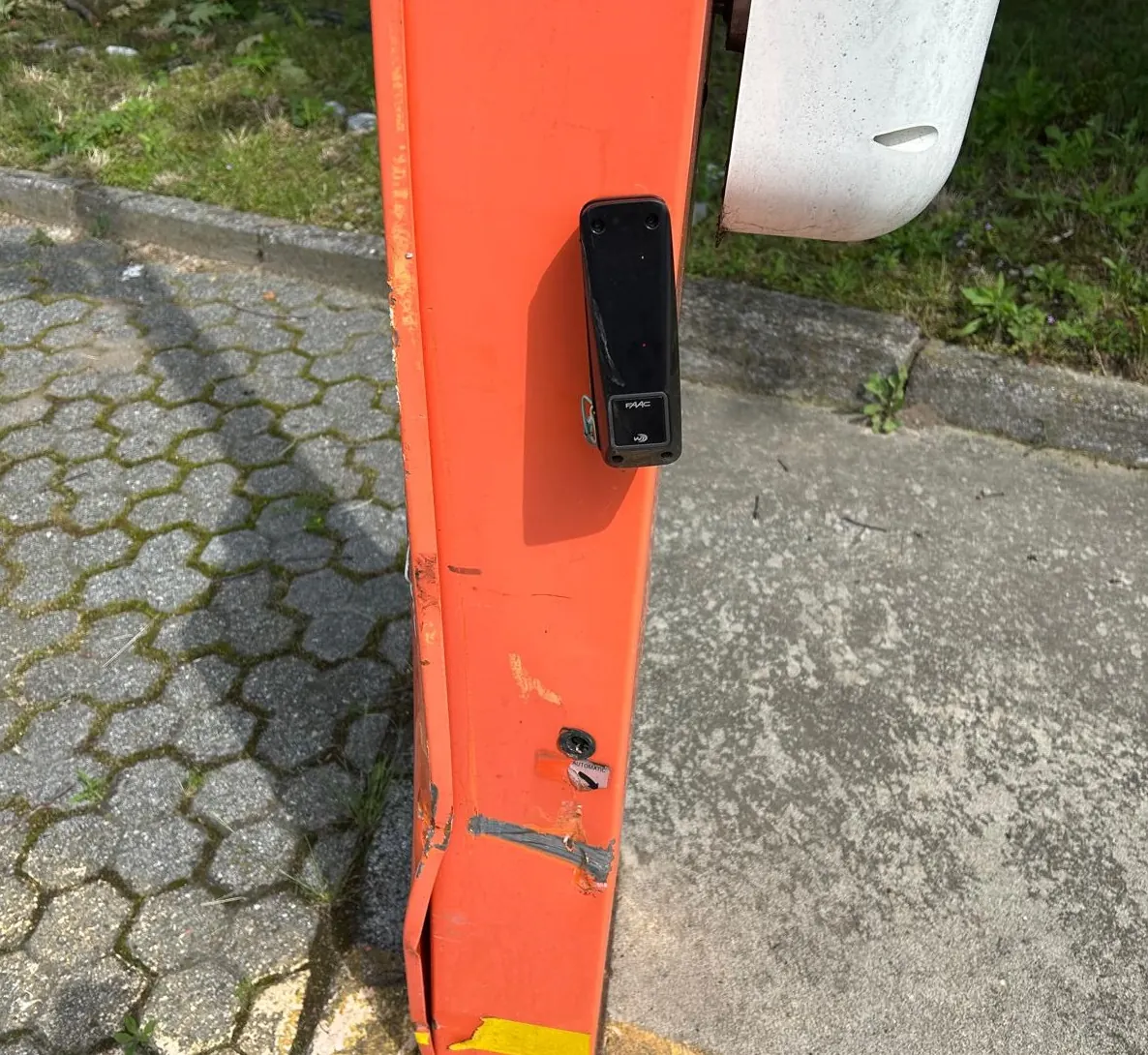 Colonna di una sbarra automatica