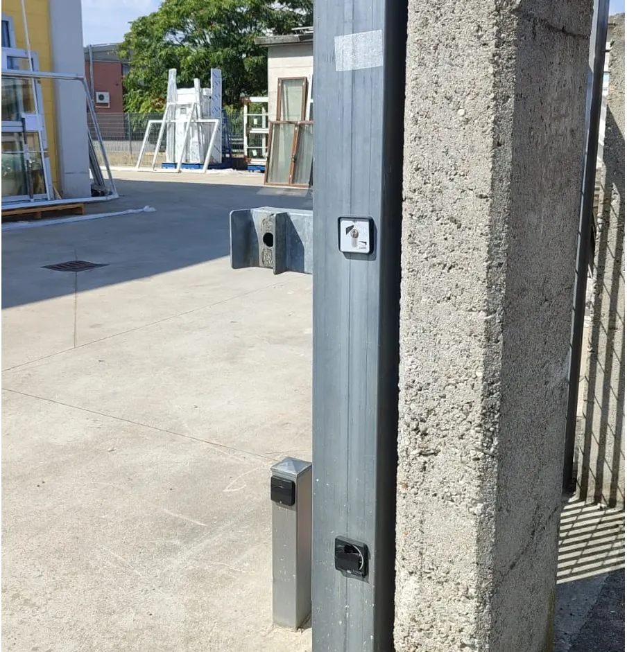 Fotocellule di sicurezza su colonnina di un cancello automatico