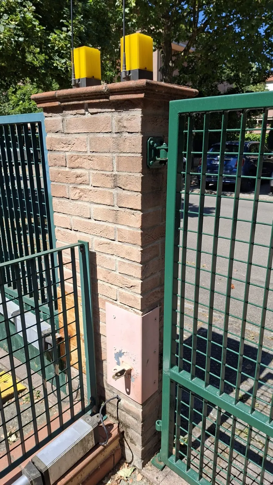 Lampeggianti di segnalazione su pilastro di un cancello automatico