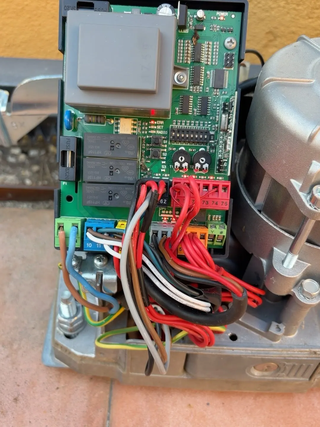 Riparazione di un motore per cancello scorrevole con scheda elettronica a bordo