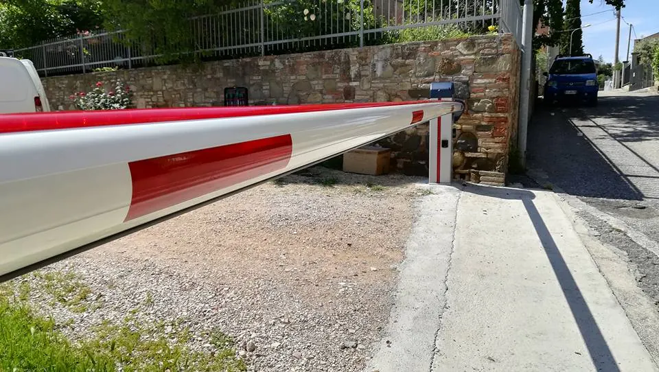Sbarra automatica bianca e rossa su accesso privato