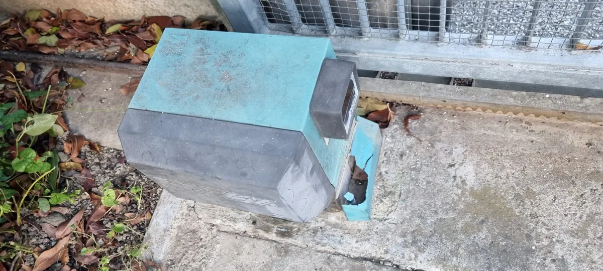 Vecchio motore per cancello scorrevole da riparare